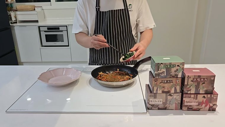 1회분 소스 파우치를 조리에 바로 쓰는 모습
